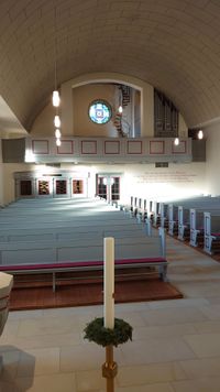 Blick auf Galerie mit Orgel